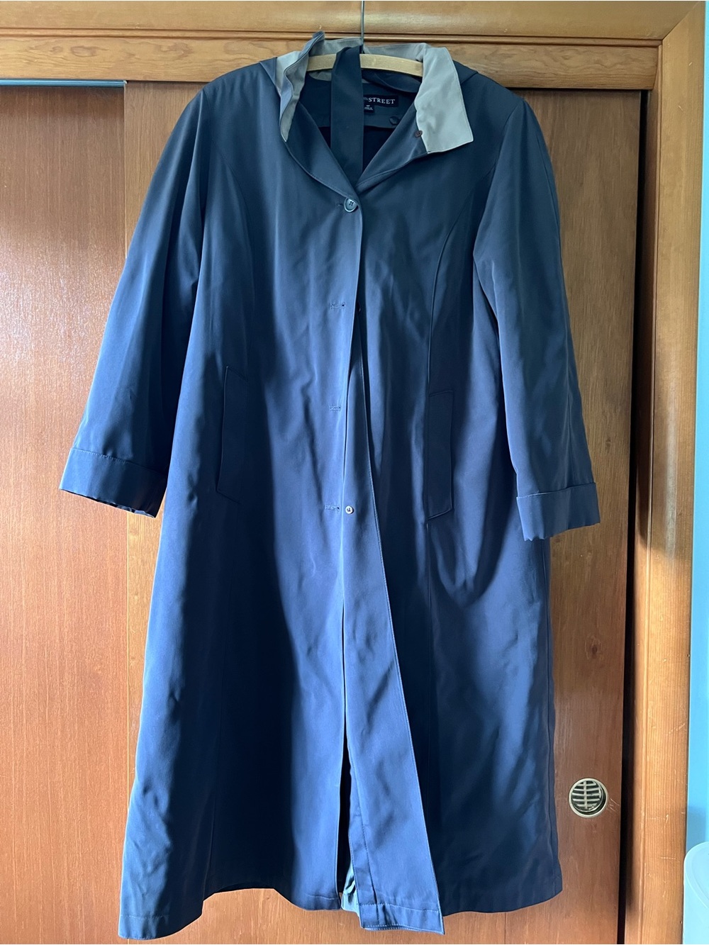 Women's Gray Rain Trench Coat with Contrast Collar - Streetwear